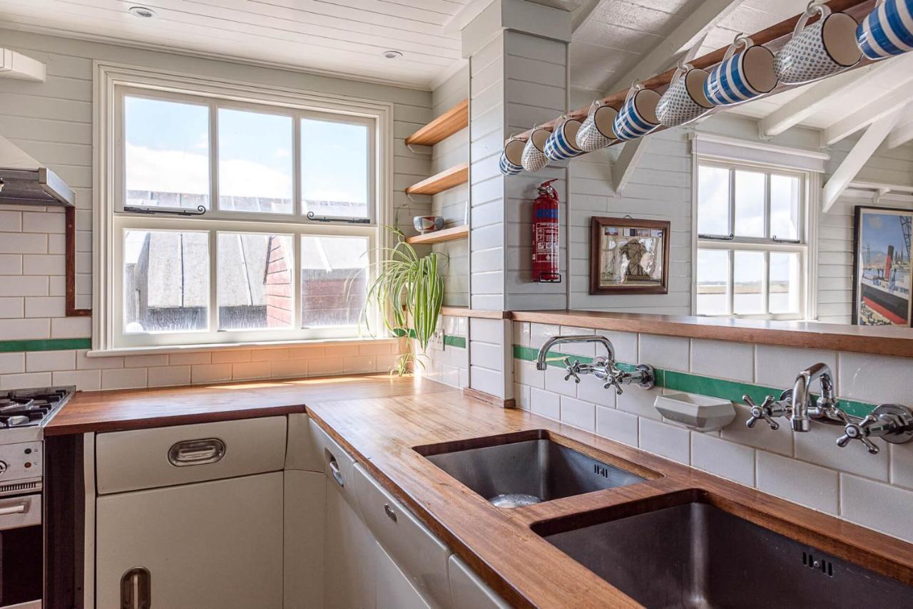 The Boathouse In Felixstowe Ferry - Stunning Waterfront Property المظهر الخارجي الصورة