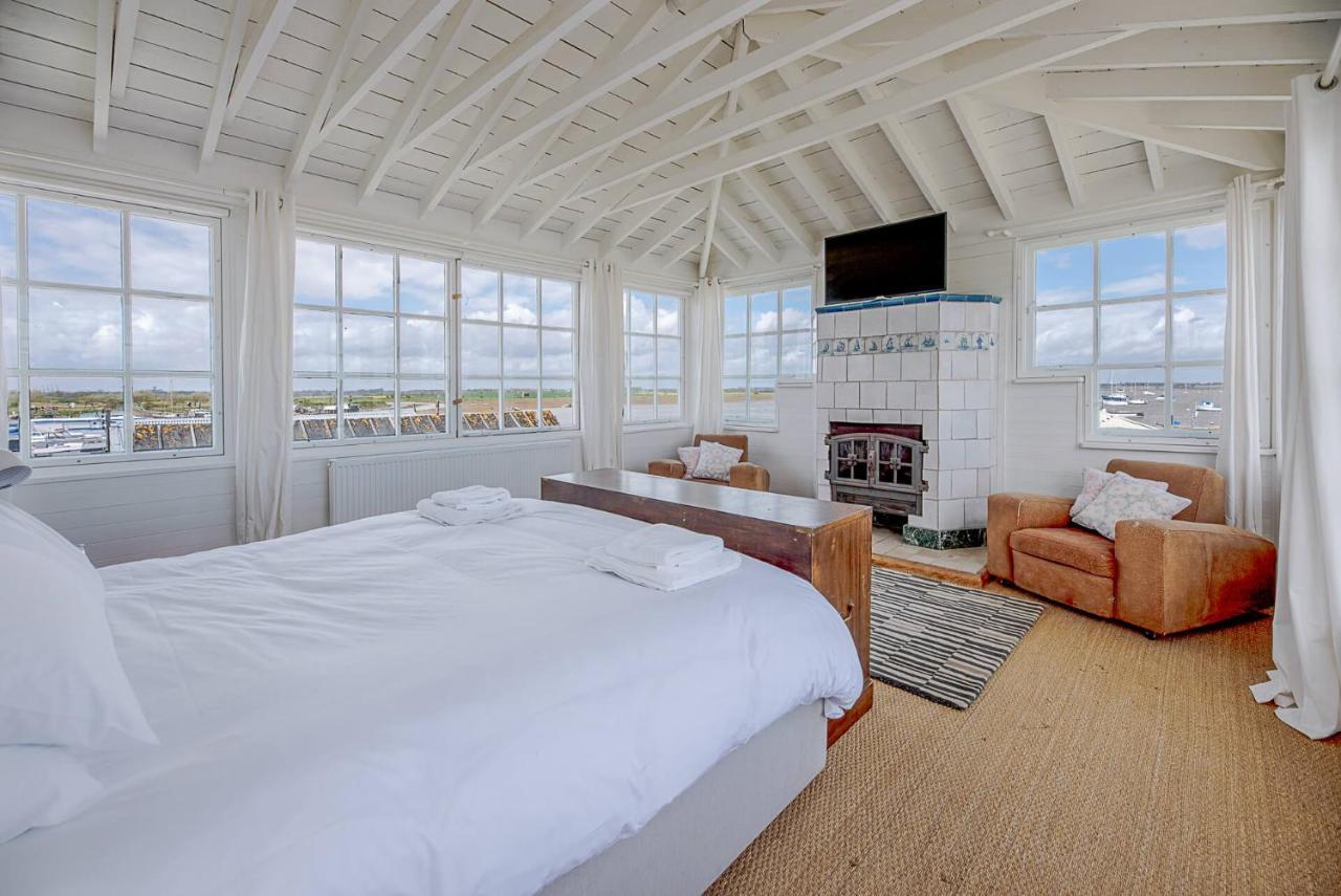 The Boathouse In Felixstowe Ferry - Stunning Waterfront Property المظهر الخارجي الصورة