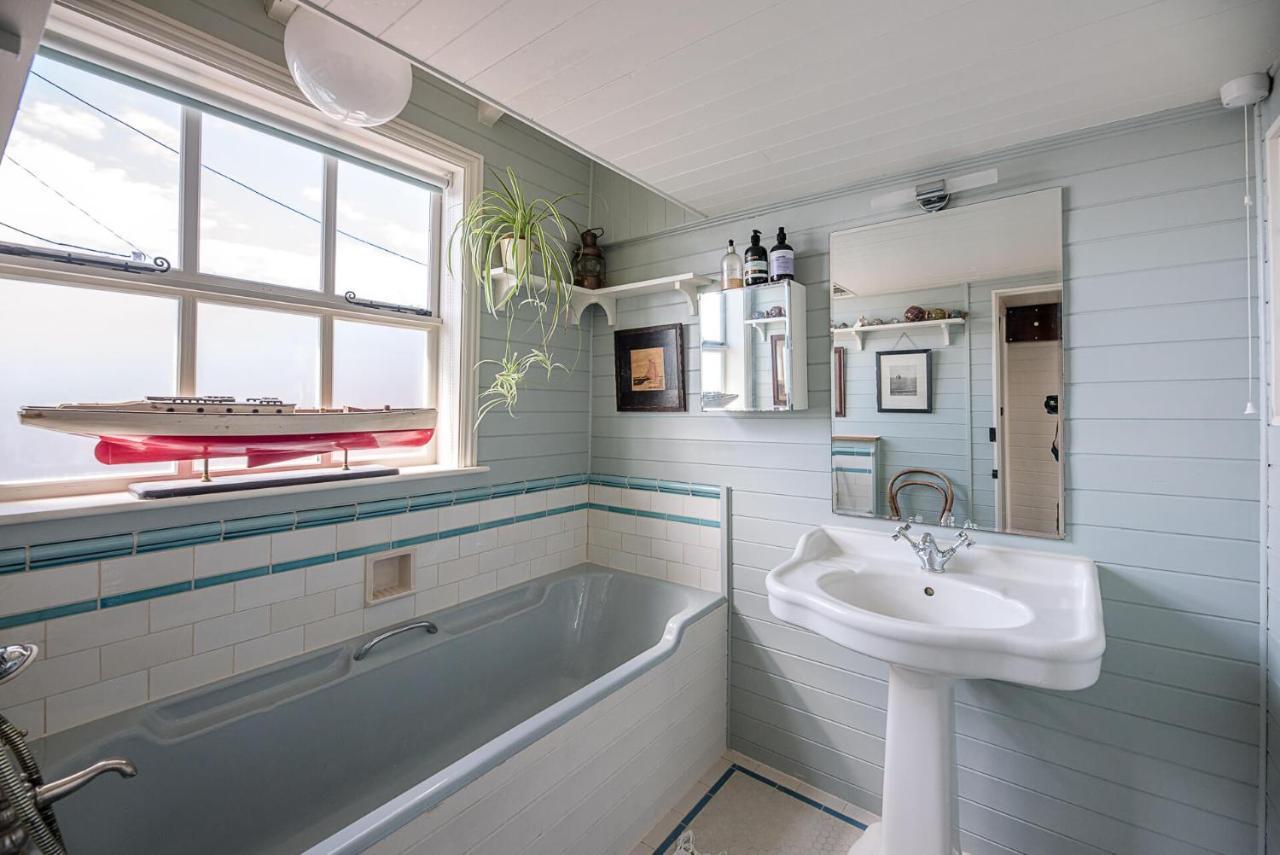 The Boathouse In Felixstowe Ferry - Stunning Waterfront Property المظهر الخارجي الصورة