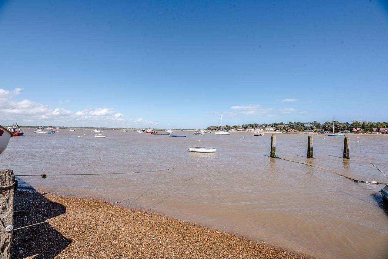 The Boathouse In Felixstowe Ferry - Stunning Waterfront Property المظهر الخارجي الصورة